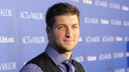 ‘Eles são importantes para Deus’: estrela da NFL Tim Tebow faz surpresa em prisão de segurança máxima