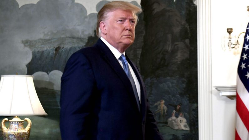 El entonces presidente Donald Trump llega para hablar sobre Siria en la Sala de Recepción Diplomática de la Casa Blanca el 23 de octubre de 2019. (Saul Loeb AFP a través de Getty Images)