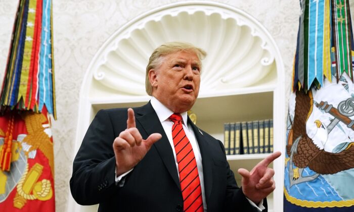 El presidente Donald Trump responde a la pregunta de un reportero sobre un informante en la Casa Blanca en Washington el 30 de septiembre de 2019. (Chip Somodevilla/Getty Images)