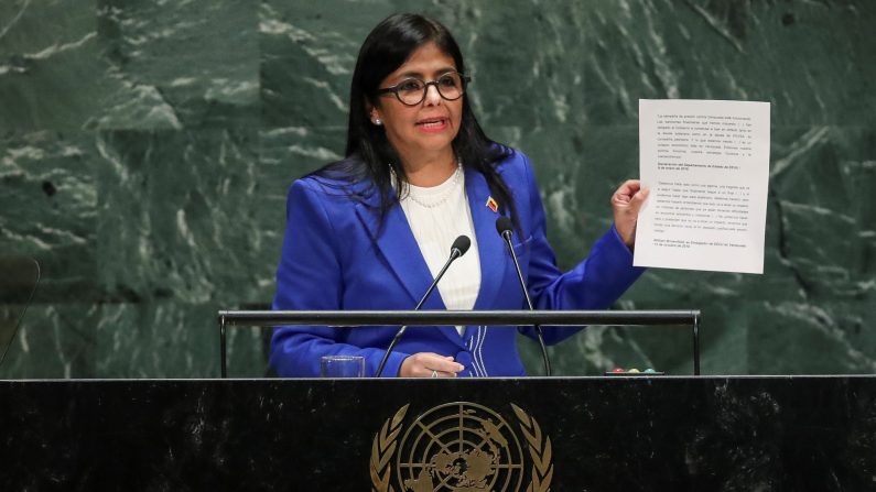 A vice-presidente do regime venezuelano, Delcy Rodríguez, segura um documento enquanto se dirige à Assembléia Geral das Nações Unidas na sede da ONU em 27 de setembro de 2019, na cidade de Nova Iorque. (Foto de Drew Angererer / Getty Images)