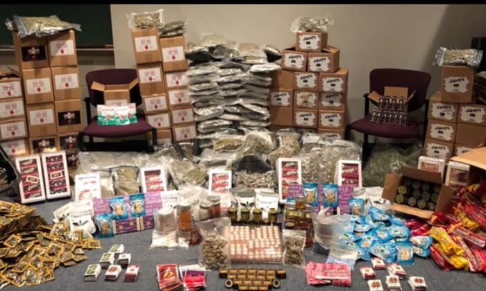 La policía de Peabody arrestó a un hombre e hizo un decomiso importante de "productos ilegales de marihuana" durante el fin de semana (Departamento de Policía de Peabody).