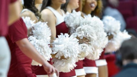 Jugadores de baloncesto salen en defensa por una animadora con síndrome de Down que sufre bullying