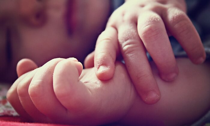 Las manos de un bebé en una foto de stock. (Pixabay)