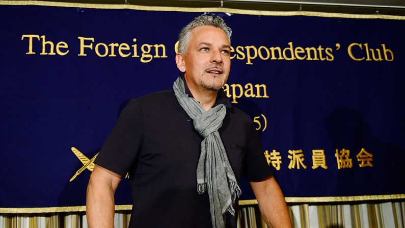 A lenda do futebol italiano Roberto Baggio participa de uma coletiva de imprensa no Clube dos Correspondentes Estrangeiros do Japão, em Tóquio, em 8 de junho de 2013 (Foto TORU YAMANAKA / AFP / Getty Images)