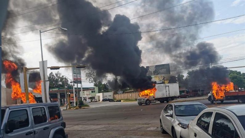 Vista de vehículos incendiados durante un enfrentamiento de grupos armados con las fuerzas federales en las calles de la ciudad de Culiacán, en el estado de Sinaloa (México). EFE/ Str/Archivo

