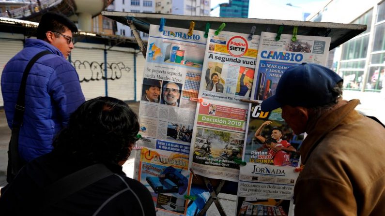 As pessoas leem as primeiras páginas dos jornais após a eleição presidencial, em La Paz, Bolívia, em 21 de outubro de 2019 (Foto: JORGE BERNAL / AFP via Getty Images)