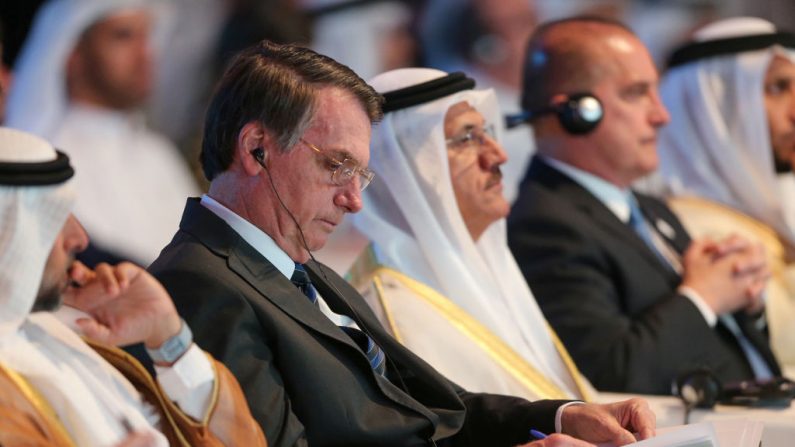 O presidente do Brasil, Jair Bolsonaro, participa do Fórum de Negócios Brasil-Emirados Árabes, na capital dos Emirados, Abu Dhabi, em 27 de outubro de 2019 (Foto: - / AFP via Getty Images)