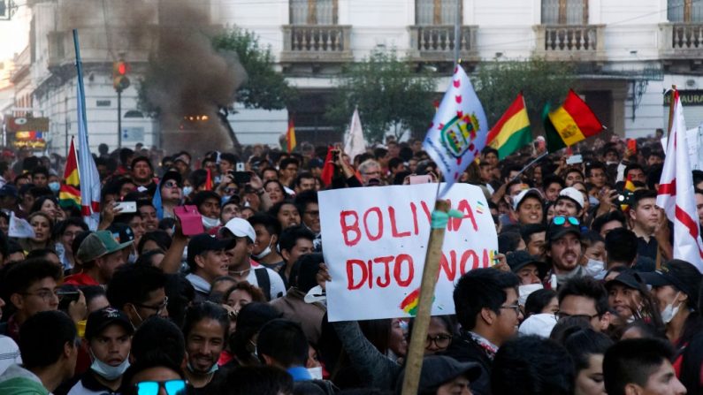 As pessoas protestam contra o Tribunal Eleitoral Departamental, após os resultados das eleições, em Sucre, Bolívia, em 22 de outubro de 2019 (Foto por JOSE LUIS RODRIGUEZ / AFP via Getty Images)