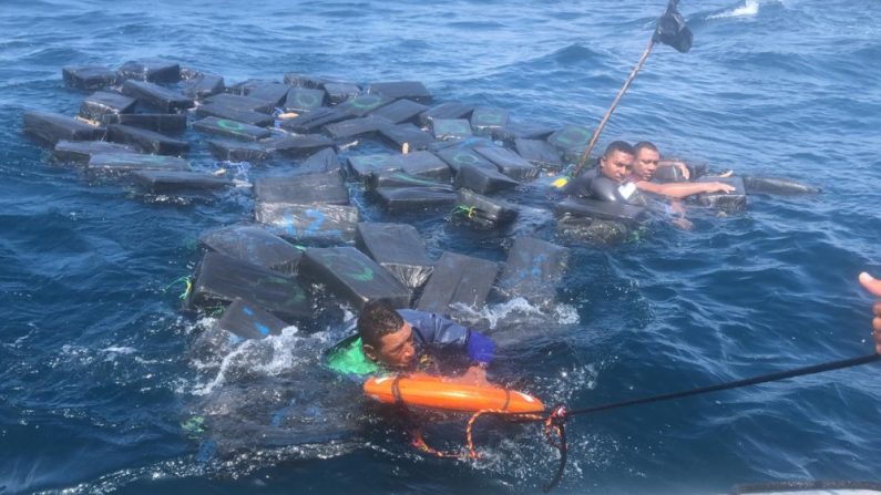 Rescatan el 29 de septiembre de 2019 a 3 narcotraficantes flotando en alta mar agarrados sobre bultos que sumaban 1,2 toneladas de cocaína (Alrmada de Colombia)