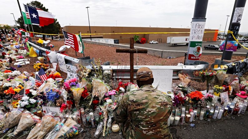 Un miembro del ejército se arrodilla para colocar flores en el memorial después del tiroteo masivo que ocurrió en un Walmart en El Paso, Texas, el 06 de agosto de 2019. EFE/EPA/LARRY W. SMITH

