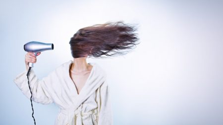 Dile adiós al cabello seco usando productos naturales, no hace falta ir al estilista