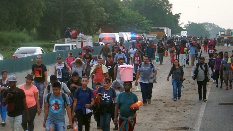 Una nueva caravana con cerca de dos mil migrantes entre cubanos, haitianos, africanos y centroamericanos emprendió su camino con destino al norte este sábado, desde el parque central Miguel Hidalgo, en la ciudad de Tapachula, en el estado de Chiapas (México). (EFE/ Juan Manuel Blanco)