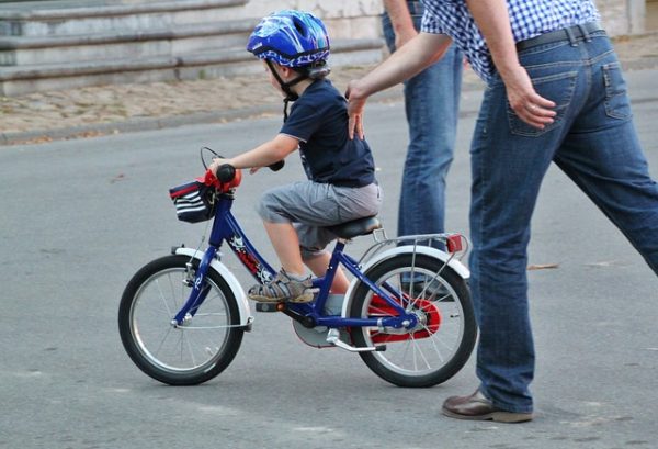 niño, papá, enseñando a andar en bicicleta