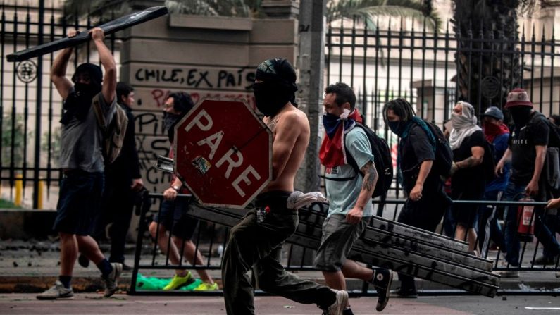 Los manifestantes protestan violentamente las políticas económicas del gobierno en Santiago el 29 de octubre de 2019 (Foto de PEDRO UGARTE / AFP a través de Getty Images)