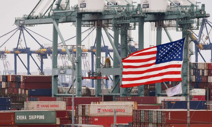 Contenedores chinos de transporte marítimo cerca de una bandera de Estados Unidos en el Puerto de Los Ángeles en Long Beach, California, el 14 de mayo de 2019. (Mark Ralston/AFP/Getty Images)
