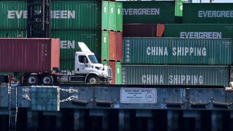 Mercadorias da China e de outras nações são descarregadas no porto de Long Beach, em Los Angeles, Califórnia, em 16 de fevereiro de 2019 (Foto por MARK RALSTON / AFP / Getty Images)