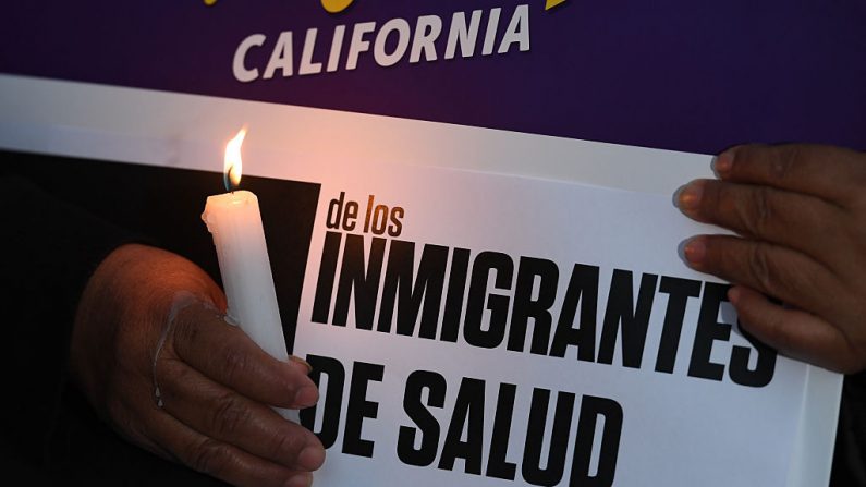 Grupos de direitos dos migrantes mantêm velas durante uma vigília para protestar contra a nova ofensiva do presidente dos EUA, Donald Trump, às "cidades-santuário", em frente à Prefeitura de Los Angeles em 25 de janeiro de 2017 (Foto MARK RALSTON / AFP / Getty Images)