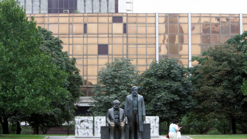Uma estátua de Karl Marx e Friedrich Engels, os principais teóricos do comunismo, fica em frente ao Palácio da República, o edifício histórico que abrigava o parlamento da Alemanha Oriental em 14 de setembro de 2005 em Berlim (Foto JOHN MACDOUGALL / AFP via Getty Images)