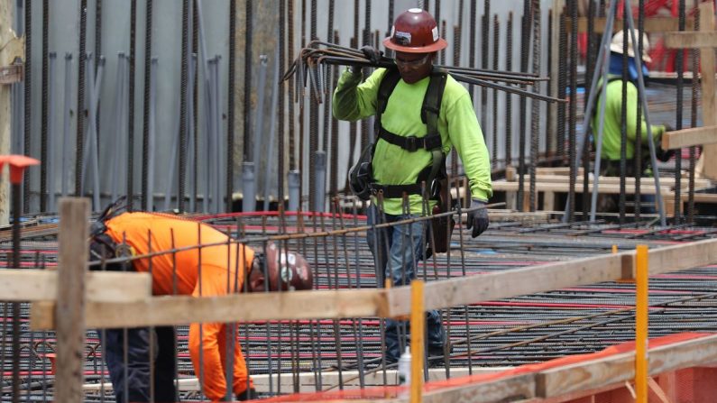 Trabajadores de la construcción en Fort Lauderdale, Florida, el 3 de mayo de 2019. (Joe Raedle/Getty Images)