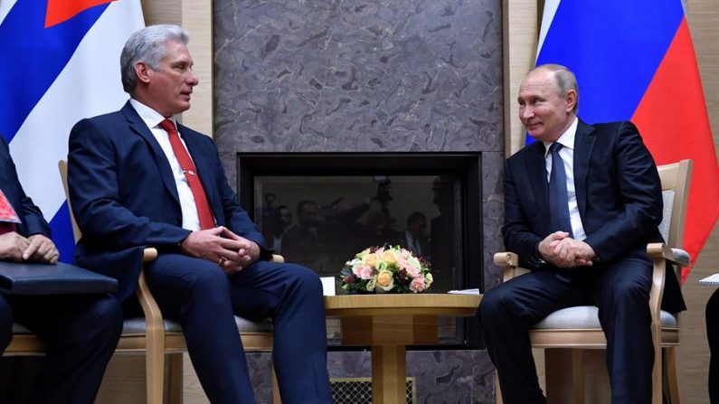 O presidente russo Vladimir Putin (D) se encontra com o presidente cubano Miguel Diaz-Canel (E) na residência do estado de Novo-Ogaryovo, nos arredores de Moscou, Rússia, 29 de outubro de 2019 (EFE / EPA / ALEXANDER NEMENOV / POOL)
