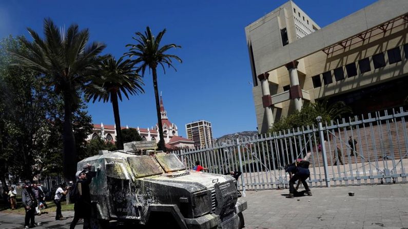 Manifestantes participan en una nueva jornada de protestas en las afueras del Congreso Nacional el 25 de octubre de 2019, cuando se completa una semana de manifestación antigubernamentales, en Valparaíso (Chile). EFE/Raúl Zamora
