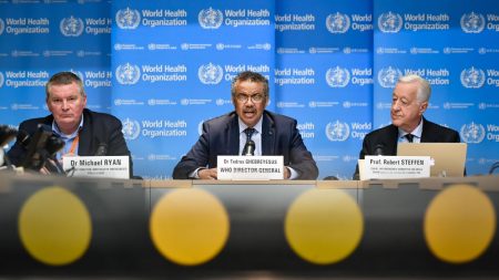 OMS comemora aprovação da primeira vacina contra o ebola