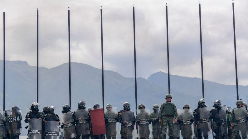 Polícia de choque mantém guarda após dispersar manifestantes da assembléia nacional em Quito, em 8 de outubro de 2019 (foto por MARTIN BERNETTI / AFP via Getty Images)