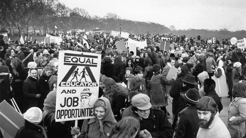 6 de março de 1971: O Movimento de Libertação das Mulheres se manifesta no Hyde Park de Londres (Foto de Evening Standard / Getty Images)