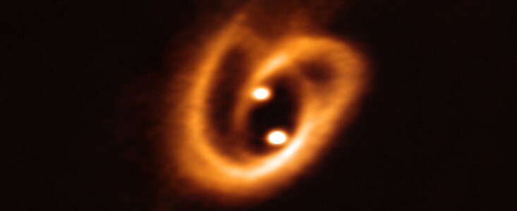 Alma muetra dos estrellas alimentándose del volvo cósmico mientras giran entre sí. (Wikimedia)