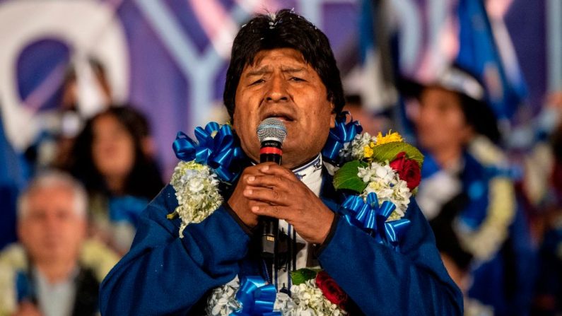 O presidente e candidato à presidência da Bolívia, Evo Morales, gesticula durante uma manifestação política em El Alto, Bolívia, em 16 de outubro de 2019, antes das eleições presidenciais de 20 de outubro (Foto por PEDRO UGARTE / AFP via Getty Images)