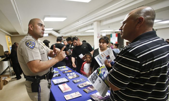 En esta foto de archivo, un oficial de la Patrulla de Carreteras de California explica a los inmigrantes el proceso de obtener una licencia de conducir durante una sesión informativa en el Consulado de México, en San Diego, California, el 23 de abril de 2014. (Foto AP/Lenny Ignelzi,Archivo)