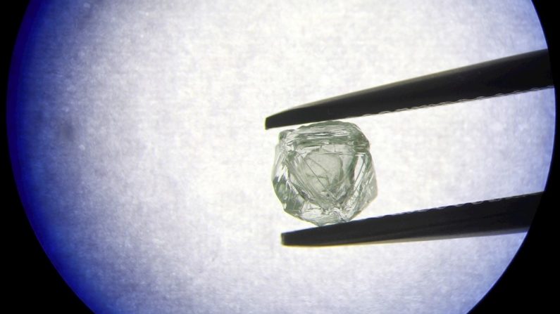 Diamante único que guarda otro en su interior, extraído de una mina en Siberia, en lo que es el primer hallazgo de este tipo en la historia. EFE/ Empresa Alrosa