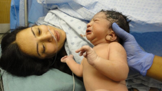 Operan a un bebé con espina bífida dentro del vientre materno por primera vez en Paraguay