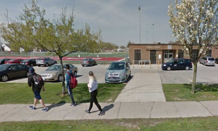 Devan Selvey, de 14 años, fue identificado como el adolescente apuñalado fuera de la Escuela Secundaria Sir Winston Churchill en Hamilton, Ontario, el lunes. (Google Street View)