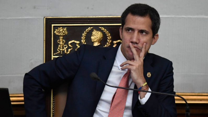 O líder da oposição venezuelana, Juan Guaido, presidente interino autoproclamado, gesticula durante uma sessão com a presença de deputados pró-governo na Assembléia Nacional de Caracas, em 8 de outubro de 2019 (Foto: FEDERICO PARRA / AFP via Getty Images)