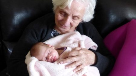 Foto viral de recién nacida que se encuentra con su bisabuela por primera vez explota en Internet