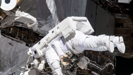 Astronautas fazem primeira caminhada 100% feminina no espaço