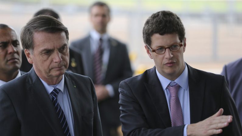 O presidente Jair Bolsonaro e o ministro do Meio Ambiente, Ricardo Salles, falam à imprensa  na entrada do Palácio da Alvorada (José Cruz/Agência Brasil)