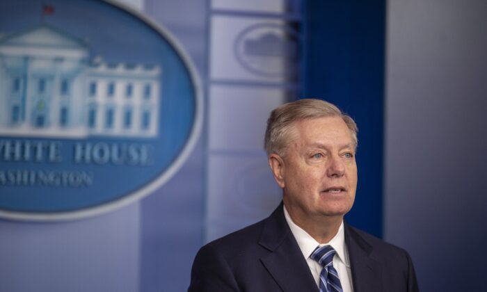 El senador Lindsey Graham (R-S.C.) habla a los medios de comunicación después de que el presidente Donald Trump pronunciara unas palabras sobre la muerte del líder de ISIS Abu Bakr al-Baghdadi, en la Casa Blanca en Washington el 27 de octubre de 2019. (Tasos Katopodis/Getty Images)