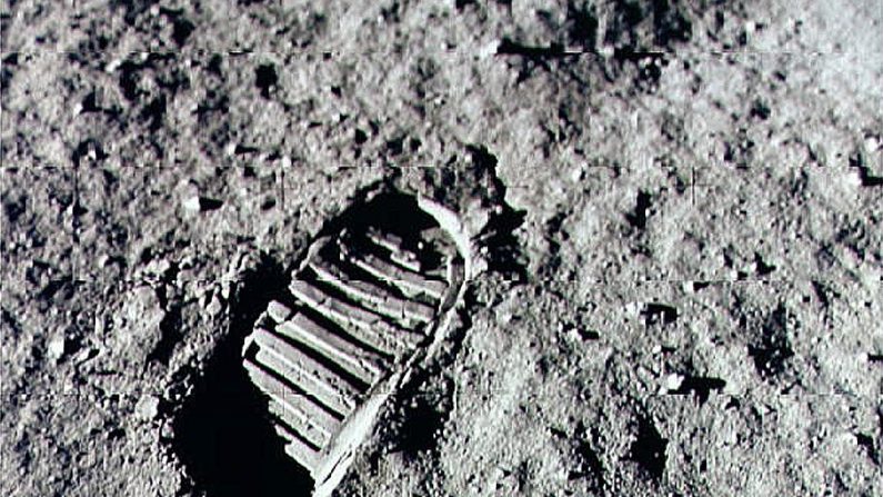 Neil Armstrong entra na história em 20 de julho de 1969, deixando a primeira pegada humana na superfície da lua. O 30º aniversário do pouso da Apollo 11 na lua será comemorado em 20 de julho de 1999 (Foto da NASA / Newsmakers)