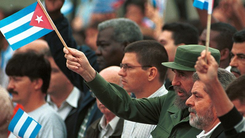 O presidente cubano Fidel Castro fala com o bicampeão presidencial brasileiro do Partido dos Trabalhadores de esquerda, Luiz Inácio Lula da Silva, durante uma manifestação para exigir que o exílio Luis Posada Carriles seja julgado por terrorismo em frente à Seção de Interesses dos EUA, 27 de novembro de 2000. em Havana, Cuba (Foto de Jorge Rey / Newsmakers)