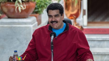 “Meus bigodes derrubam governos” ironiza Maduro depois de ser acusado por sete países de contribuir com desestabilização