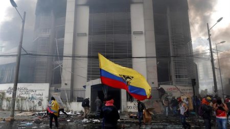 Manifestantes invadem sede da Controladoria-Geral do Equador em Quito