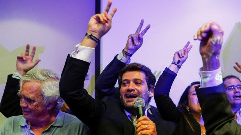 Líder do Chega!, partido de direita, André Ventura (centro), comemora os resultados obtidos por seu partido nas eleições legislativas portuguesas (Antonio Cotrim/EPA/EFE)
