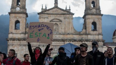 Milhares de estudantes vão às ruas na Colômbia protestar contra governo