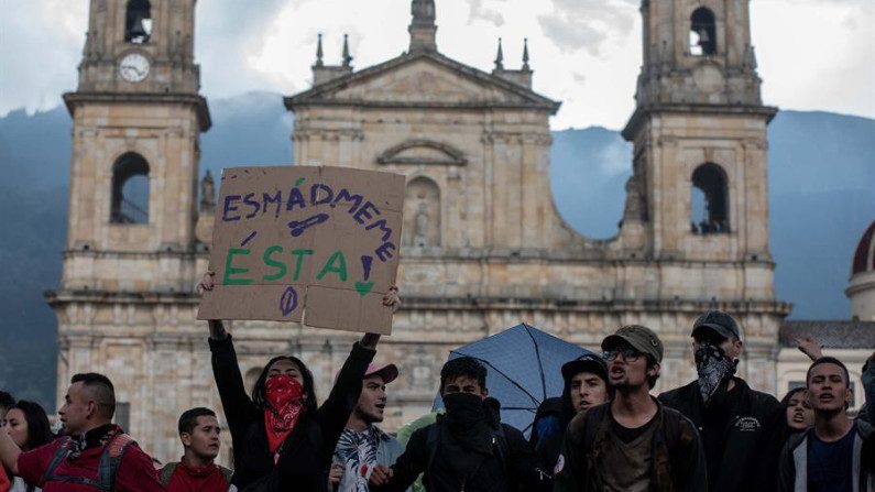 BOGOTÁ (COLÔMBIA), 10/10/2019 - Estudantes fizeram manifestação nesta quinta-feira (10) na Plaza Bolívar, em Bogotá (Colômbia). Milhares de estudantes colombianos, de universidades públicas e privadas, saíram pelas ruas das principais cidades do país rejeitando a corrupção e exigindo que o governo cumpra os acordos assinados no ano passado (JUAN ZARAMA/EFE)