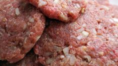 Empresa de Wisconsin retira 1900 kg de hamburguesas del mercado por contaminación con metales