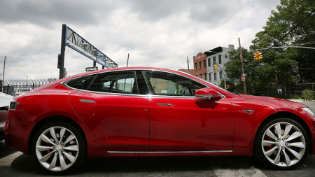 Hombre muere en accidente por no poder abrir las puertas futuristas de su automóvil Tesla en llamas