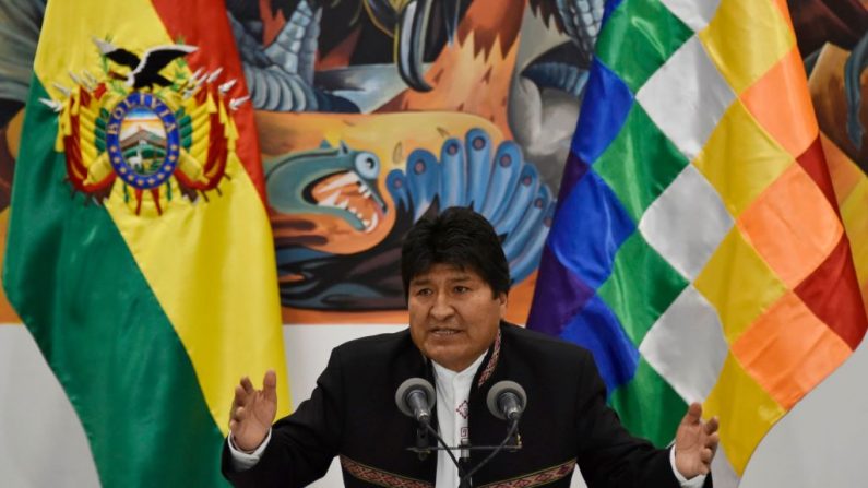 O presidente e candidato à presidência da Bolívia, Evo Morales, fala durante uma conferência de imprensa na Casa Grande del Pueblo (Grande Casa do Povo) em La Paz, em 23 de outubro de 2019. O presidente da Bolívia, Evo Morales, comparou na quarta-feira uma greve geral convocada para protestar contra sua aparente vitória na reeleição com um "golpe de estado" da direita. (Foto de AIZAR RALDES / AFP via Getty Images)