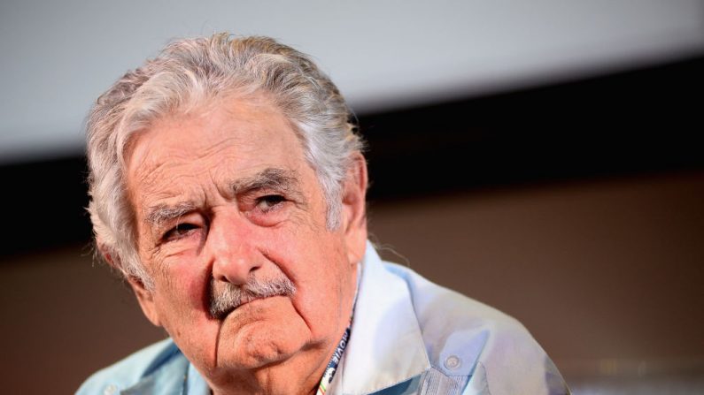 O ex-presidente do Uruguai, Pepe Mujica, apresentou seu último livro "Uma ovelha negra traz o poder" durante sua visita ao FICO Agri-Food Park em 29 de agosto de 2018 em Bolonha, Itália (Foto de Roberto Serra / Iguana Press / Getty Images)